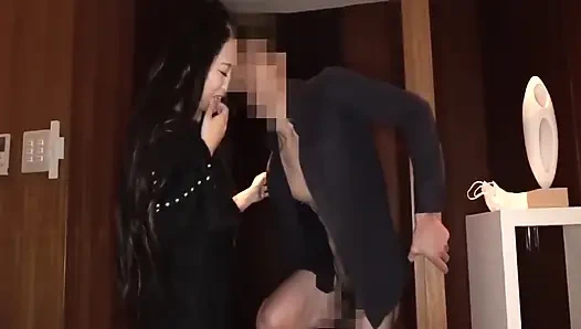 Bold Beauty Satomi tar kontroll fra starten og rir inn i en dyp creampie-fylt natt