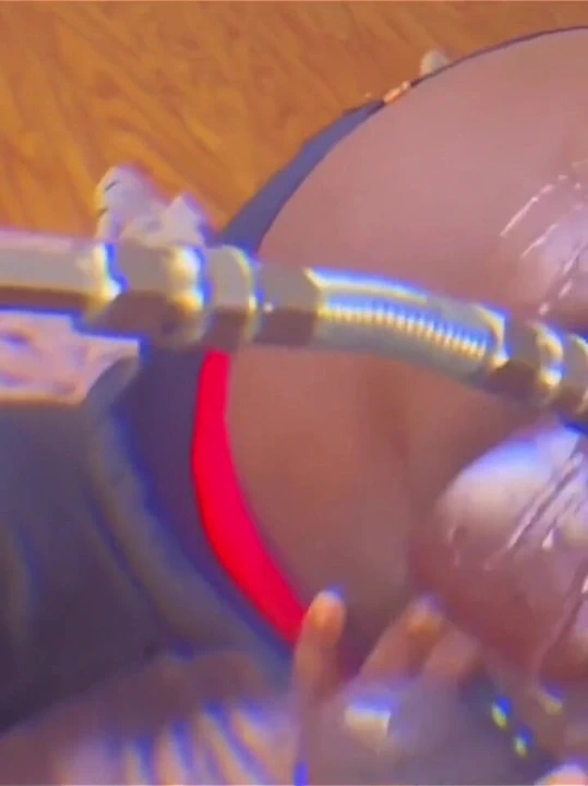 Yoğun bir sikiş makinesi seansının varyasyonları... Verbal Lovers Beware