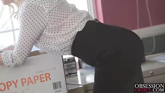 Ryan onu kedi yedi sonra onu becermek için masanın üzerinde eğildi