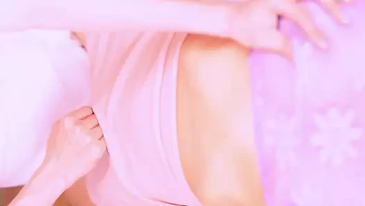 Üvey kız kardeş en iyi arkadaşını okşayarak durmadıkları oturma odasına davet etti.