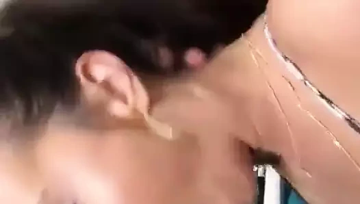 Yarak emmeyi ve sikilmeyi seviyor