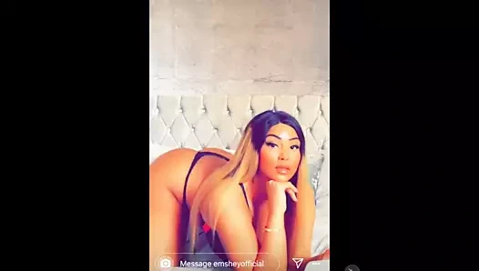 Emshey götünü sallayarak azdırıyor