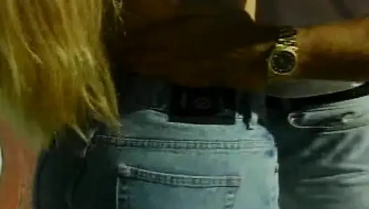 Muhteşem sarışın porno yıldızı ile havuz kenarında sikişiyor
