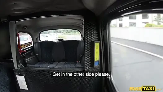 Fake taxi - keira flow yol başını seviyor ve yol kenarında sikiliyor