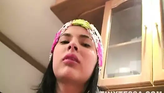 Minik tessa genç kız tek başına zevk alıyor