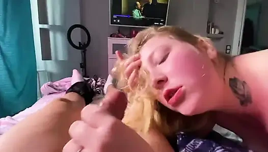 Diziyi izlerken yarağımı emmeye karar verdi