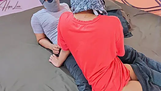 Üvey kız kardeş azgın üvey erkek kardeşiyle seks yapmaya cezbediliyor.