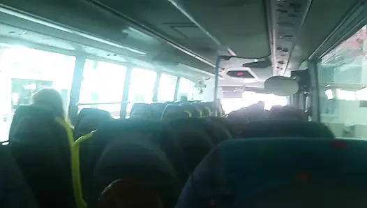 HALK OTOBÜSÜNDE ORAL SEKS VE GÖĞÜSLERINI VE BÜYÜK GÖTÜNÜ TEŞHIR EDIYOR