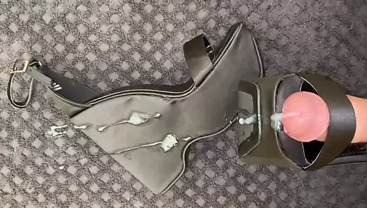 Cum üzerinde siyah takozlar