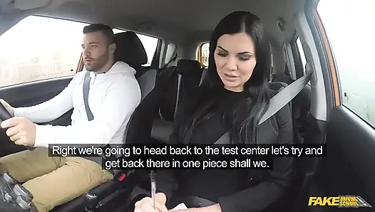 Sahte sürücü kursu - büyük memeli ateşli esmer Jasmine Jae max'e arabada teşhir ediyor ve onu domaltarak seks için çekiyor