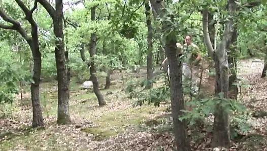 Açık havada çift Forrest'te sikişiyor