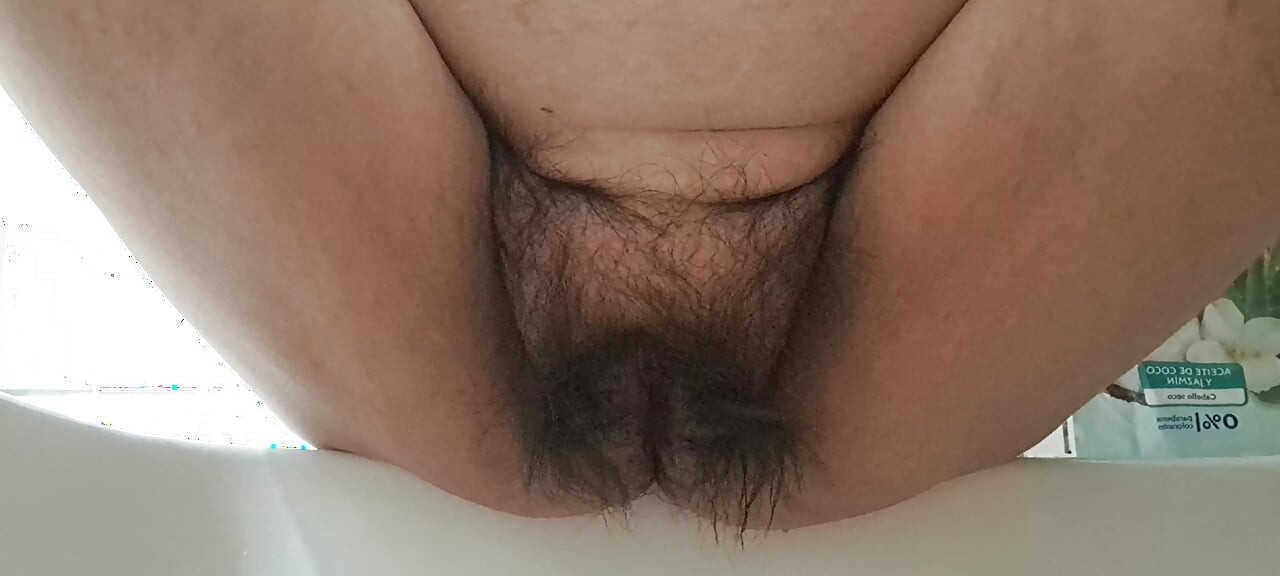 Olgun orta yaşlı seksi kadın işemek için amını açıyor