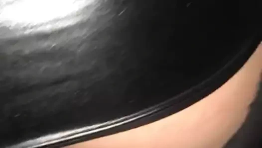 Sissy rebeu docile fait la pute en string et collant