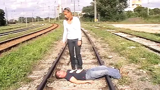 Demiryolu rayları eziyor