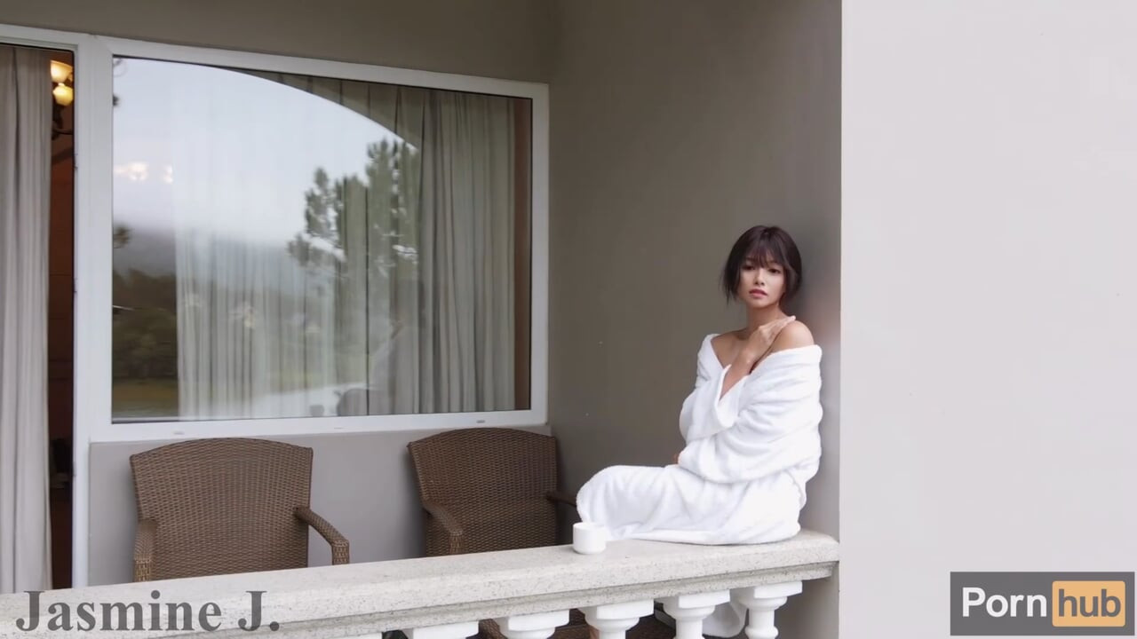 Tıraşlı Asya kedi becerdin tarafından bir yapay penis için almak büyük fışkırtma at balkon