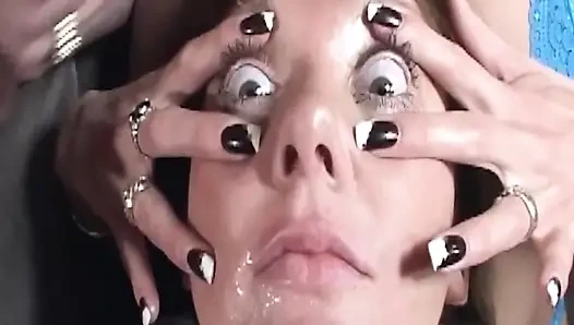 Olgun sarışın orta yaşlı seksi kadın dağınık oral seks sırasında kalın dölle sırılsıklam