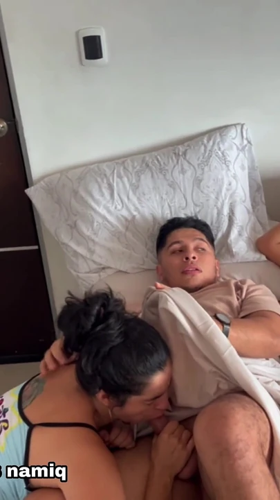 Бойфренд моего друга вставляет в меня его хуй, пока она отдыхает