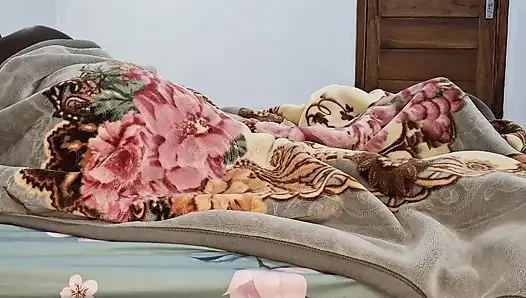 Beni iyi ve lezzetli bir şekilde sikiyor, ama kocam orgazm olana kadar sikinde twerk yapmayı seviyor.