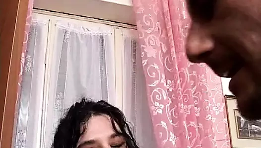 Simona ve Claudia birbirleriyle oynamak ve işçiyi becermek