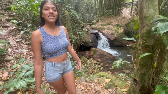 Küçük üvey kız kardeşimle ormanda yürüyüşe çıkıyoruz ve götüne gelene kadar lezzetli bir şekilde sikişiyoruz