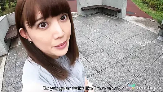 Nagisa katagiri Tokyo'da evler satıyor ve şimdi amatör çıplak bir model