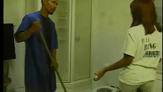 Azgın hatun büyük bir direk seksi amına girme hissini seviyor