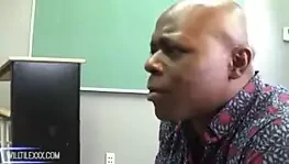 Öğretmen dövmesi büyük götlü iri güzel kadın sikiliyor