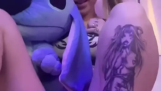 Oyuncakla oynayan sevimli kız