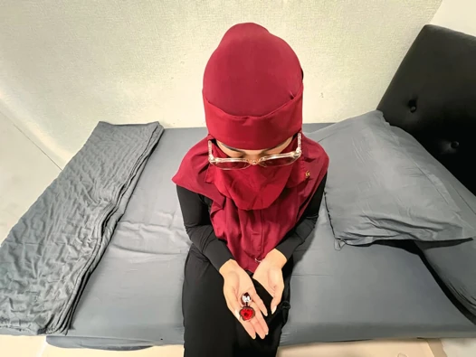 Yeni oyuncaklar denemekten korkan bir kız