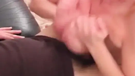 Olgun iri güzel kadın meme sikişi seansı