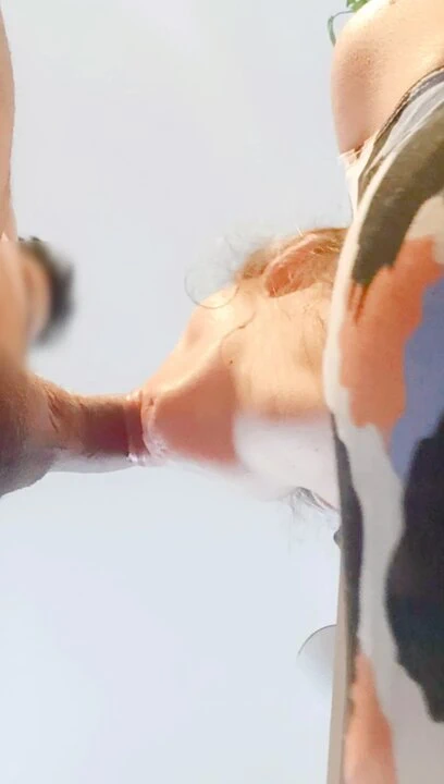 Ağzımda büyük miktarda boşalmak için boğazımı kullanıyor ve bunu seviyorum