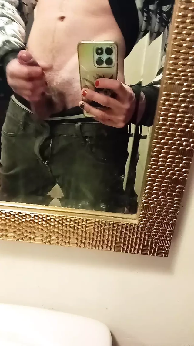 solo boy jerking at the mirror, and cumshot yeey