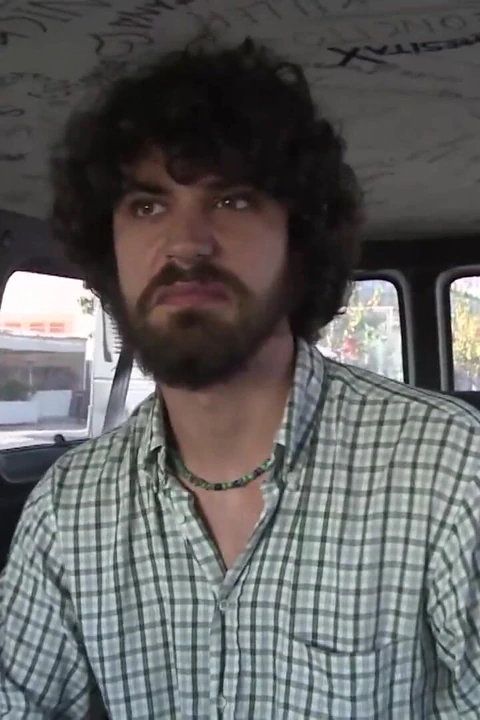 Красивую крошку с большой задницей трахают в машине