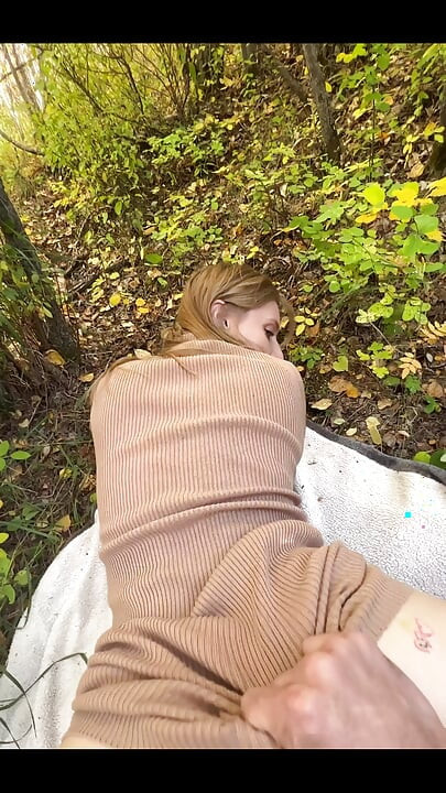 Yabancı beni ormanda yakaladı ve dölledi