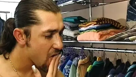 Almanya'dan seksi sarışın sürtük mağazada deliklerini siktiriyor