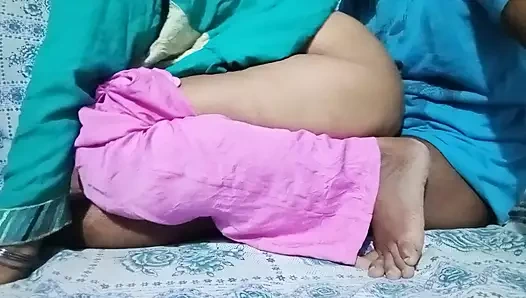 Güzel üvey anne ve üvey oğlu ormanda sikiliyor ve harika seks yapıyor