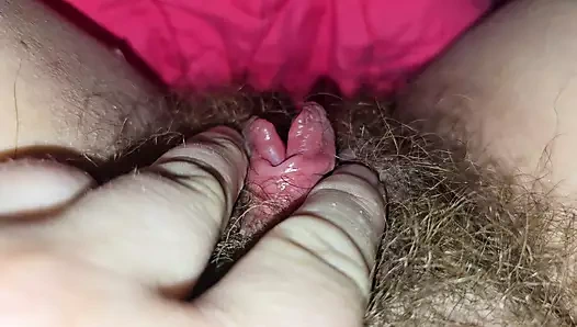 Senin zevkin için şişman kıllı klitorisimle uğraşıyorum.