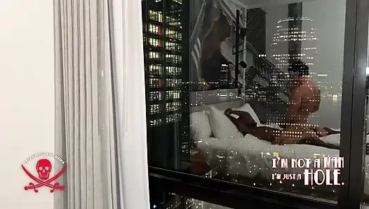 Adam değil, sadece bir delik