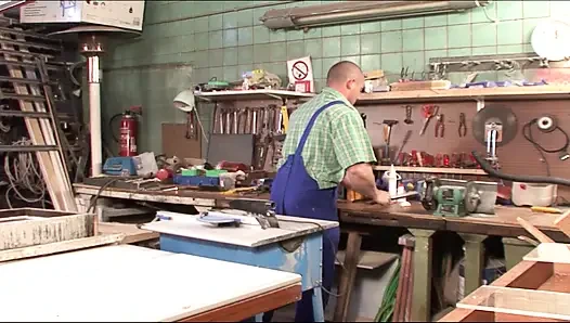 İri güzel Alman genç kız tamirci bir adam tarafından pompalanıyor