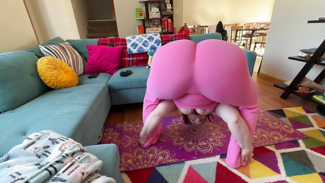 İri güzel kadın orta yaşlı seksi kadın sapık Katie yoga sırasında mastürbasyon yapıyor - 31 talimatı
