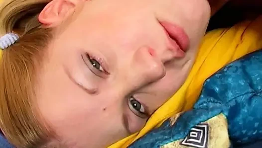 Çarpıcı genç bebek seviyor için oynamak için pis ile ona oyuncak