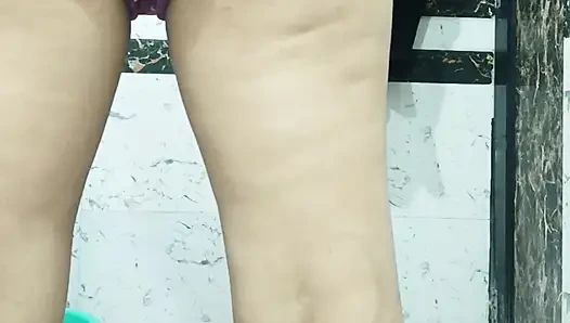 Priya bhabi ateşli banyo gösterisi