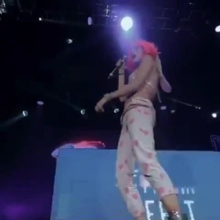 Bella thorne konserde sıcak dans