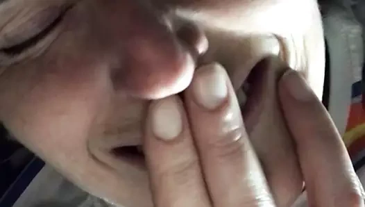 Yatak odasına katılmadan önce hızlı bir orgazm sağlamaya çalışıyordum ama banyoda işimin bittiğini duydum