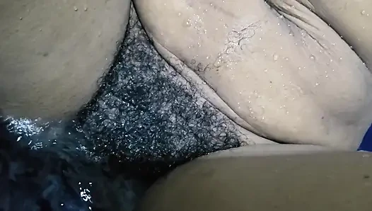 Yağmur yağıyor ev yapımı seks, ateşli evli kadın büyük amcık ve kıllı amcık yakın çekim