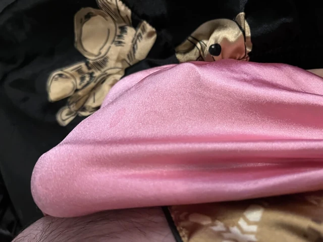 Saten külot oyunu. Victoria pembe katie'de gizli pembe ve laura yarağımda
