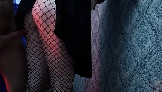 Ekose çoraplı seksi genç kız tüm pozlarında sikişiyor ve spermin büyük bir kısmını yutuyor