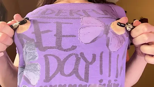 Orta yaşlı seksi kadının meme uçları tişörtünü sikiyor ve onlarla oynamak için parçalamaya karşı koyamadı