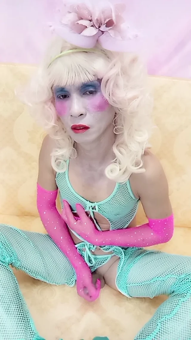 Shemale pear seksi porno derleme videosu giyiyor