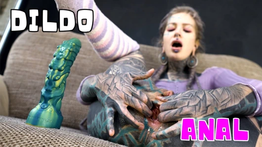 Anal sikiş hippi dövmeli dildoyla kendini sikiyor